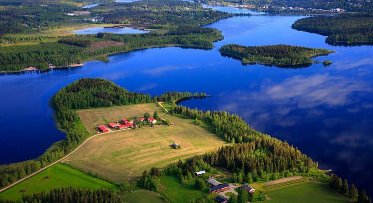 Ilmakuva Hyvölän talostaähtäri mökki majoitus hyvölän talo panda golf kalastus tuuri lapsiperhe kartano